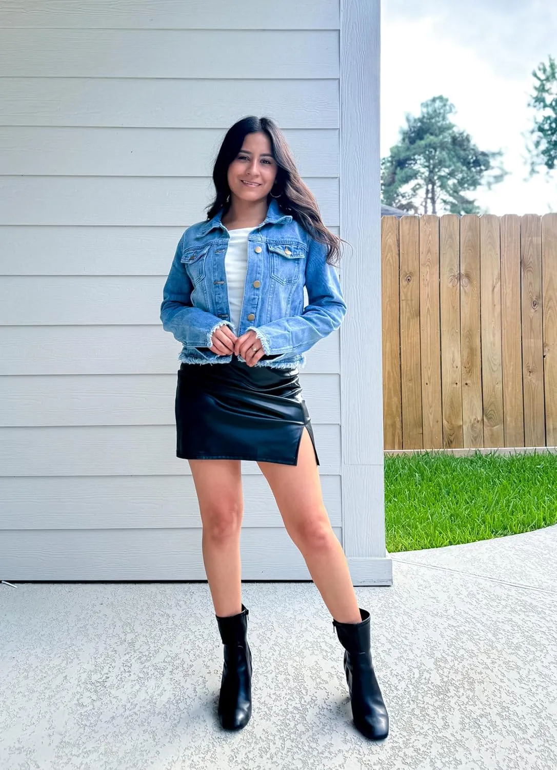 Anienaya Jean Jacket Women’s Frayed Washed Button Up Cropped Denim Jacket w 2 Side Pockets